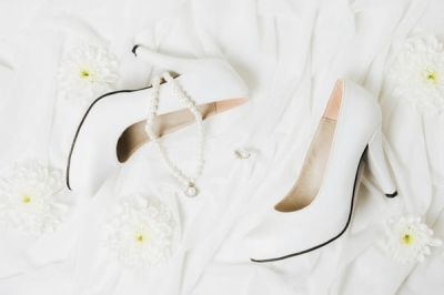 Pantofi cu toc albi: perechea perfectă în 2024