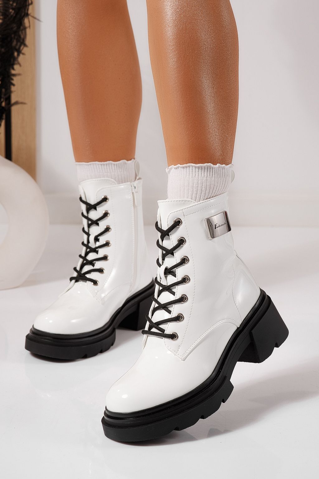 Ghete dama îmblanite albe din piele ecologica lacuita Joplin #23082