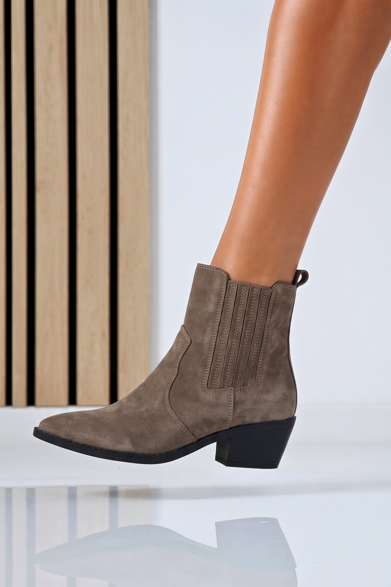 Ciocate dama khaki din piele naturala intoarsa Azura #25574