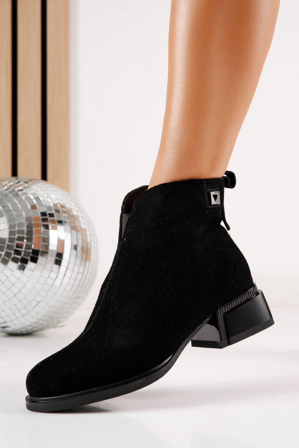 Botine dama vatuite negre din piele naturala intoarsa Milo #30590