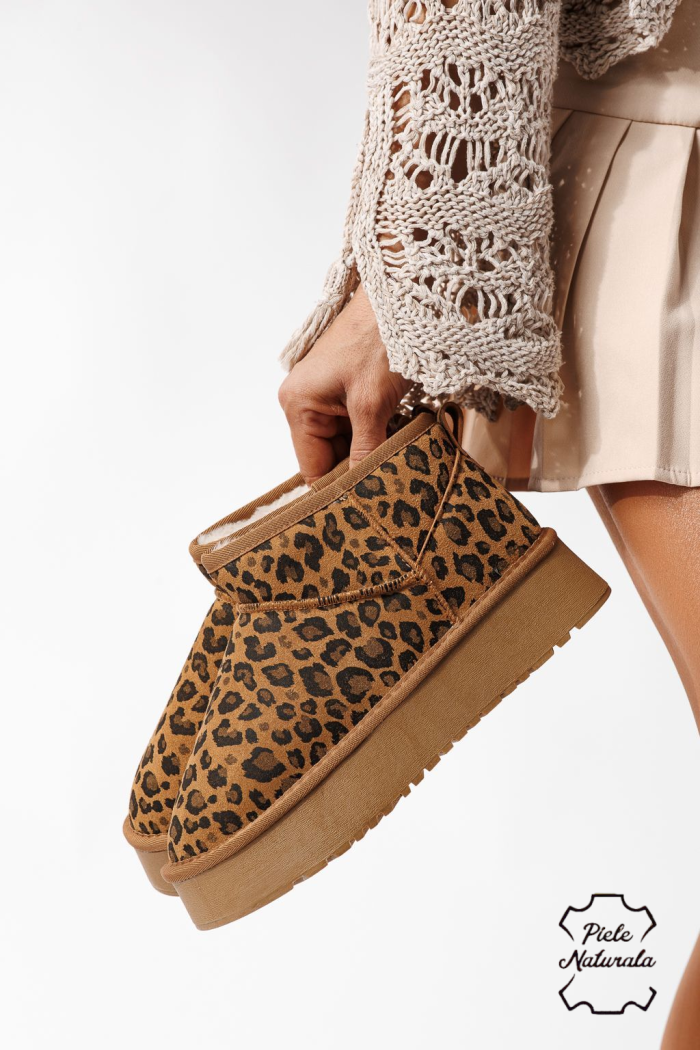 Къси дамски чизми подплатени с пух тип UGG леопард от обърната естествена кожа Flori #22806